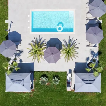 Esea: Poolside Paradise & Relaxing Retreats