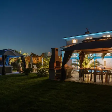 Esea: Poolside Paradise & Relaxing Retreats * Vilanija