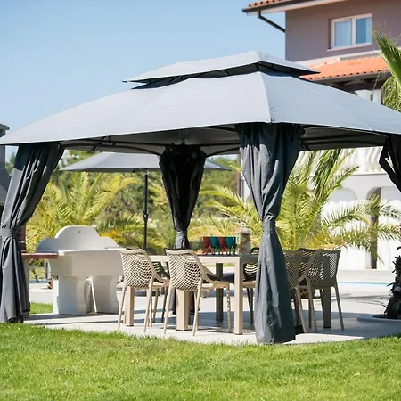 Appartement Esea: Poolside Paradise & Relaxing Retreats *