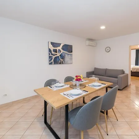Esea: Poolside Paradise & Relaxing Retreats Appartement *
