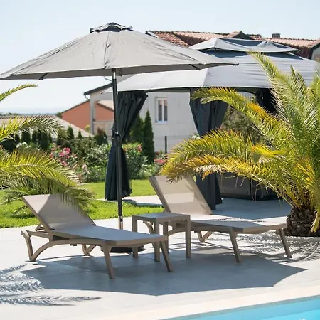 Esea: Poolside Paradise & Relaxing Retreats Appartement