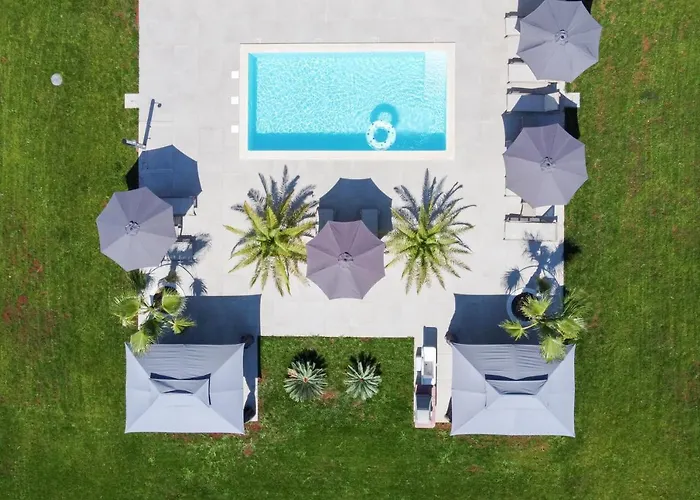 Esea: Poolside Paradise & Relaxing Retreats