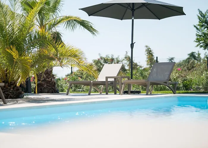 Esea: Poolside Paradise & Relaxing Retreats דירה