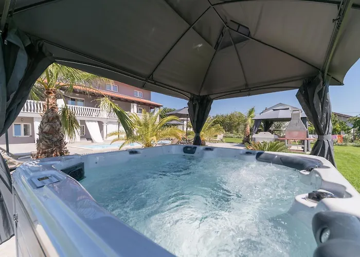 Esea: Poolside Paradise & Relaxing Retreats *