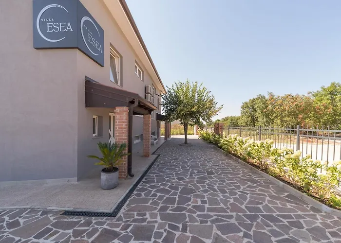 Esea: Poolside Paradise & Relaxing Retreats * Vilanija