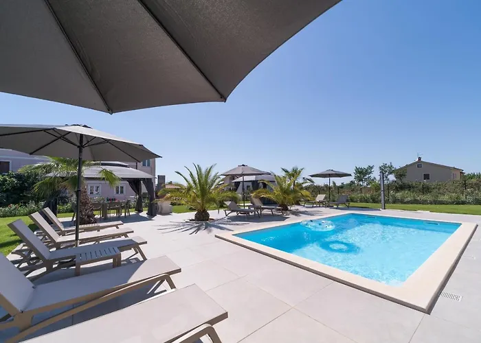 Esea: Poolside Paradise & Relaxing Retreats * Vilanija