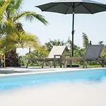 Esea: Poolside Paradise & Relaxing Retreats Apartment