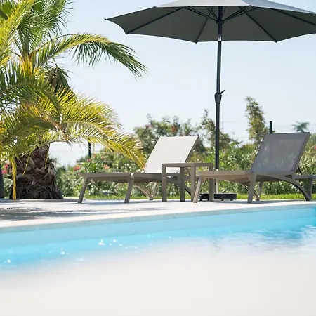 Esea: Poolside Paradise & Relaxing Retreats Apartment