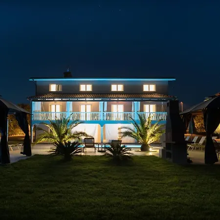 Esea: Poolside Paradise & Relaxing Retreats