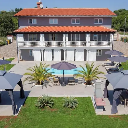 Esea: Poolside Paradise & Relaxing Retreats Apartment Vilanija
