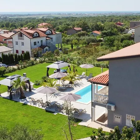 Esea: Poolside Paradise & Relaxing Retreats