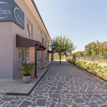 Esea: Poolside Paradise & Relaxing Retreats * Vilanija
