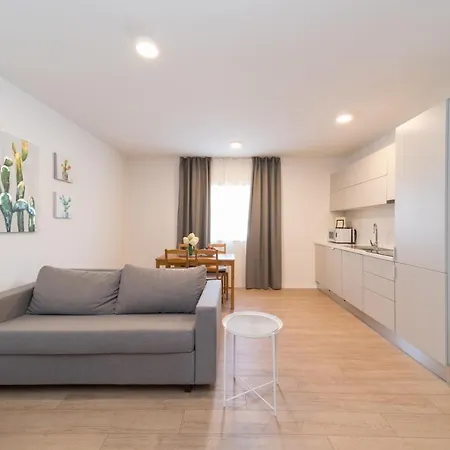 Esea: Poolside Paradise & Relaxing Retreats Apartment