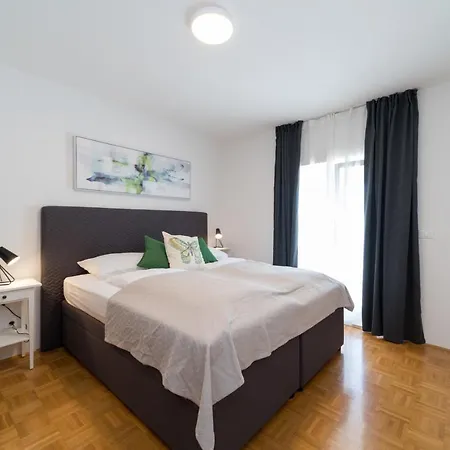 Apartment Esea: Poolside Paradise & Relaxing Retreats Vilanija