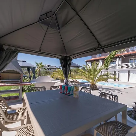 Esea: Poolside Paradise & Relaxing Retreats