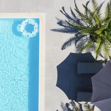 Esea: Poolside Paradise & Relaxing Retreats Vilanija