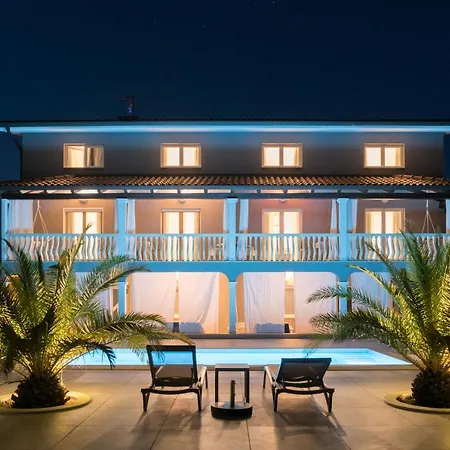Esea: Poolside Paradise & Relaxing Retreats