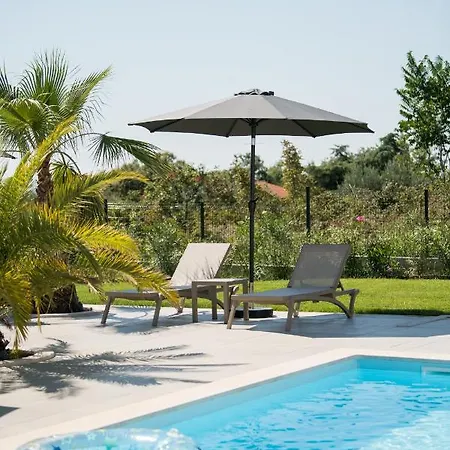Esea: Poolside Paradise & Relaxing Retreats Apartament *