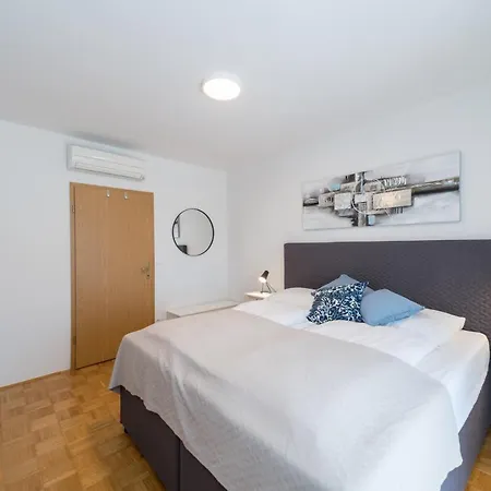 Esea: Poolside Paradise & Relaxing Retreats Apartment
