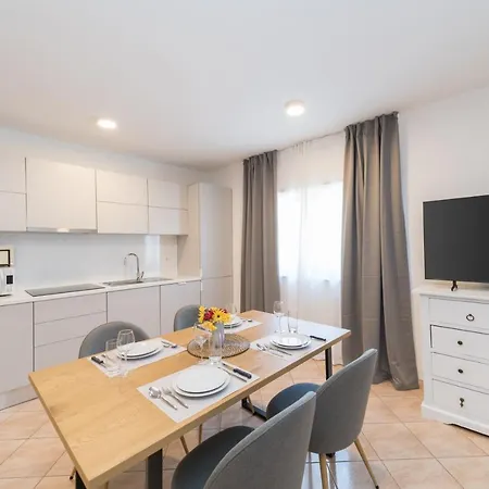 Apartment Esea: Poolside Paradise & Relaxing Retreats *