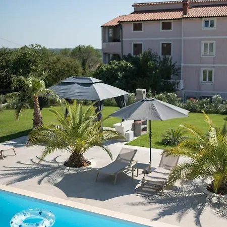 Esea: Poolside Paradise & Relaxing Retreats