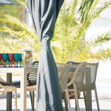 Apartment Esea: Poolside Paradise & Relaxing Retreats