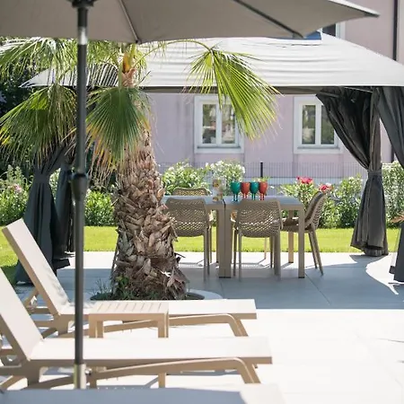 Esea: Poolside Paradise & Relaxing Retreats