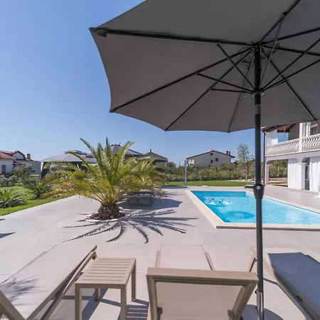 Esea: Poolside Paradise & Relaxing Retreats