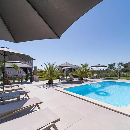 Esea: Poolside Paradise & Relaxing Retreats * Vilanija